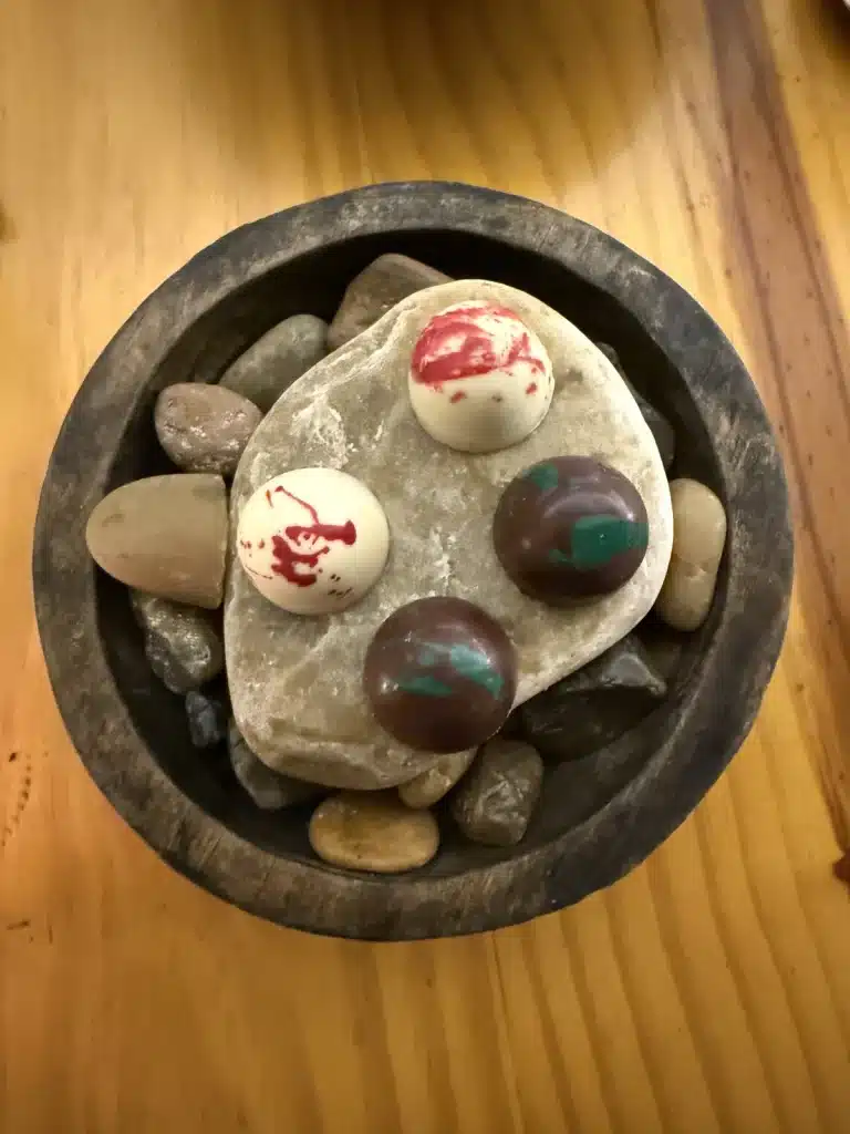Richard Jarocki Four decorated small bites arranged on a sculpted stand